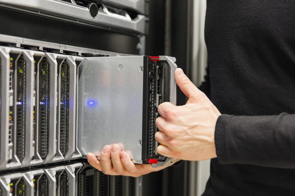 IT consultant install blade server in large datacenter